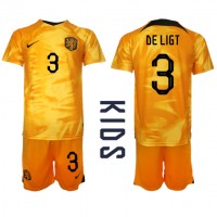 Camiseta Países Bajos Matthijs de Ligt #3 Primera Equipación para niños Mundial 2022 manga corta (+ pantalones cortos)